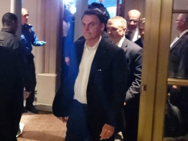 “Amazônia sim, Bolsonaro Não” Grupo protesta na chegada de Bolsonaro a Nova York