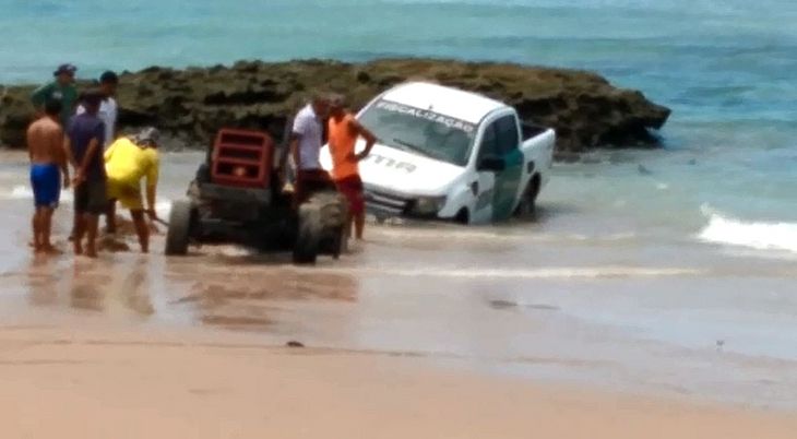 Carro do IMA atola em praia de Garça Torta durante fiscalização