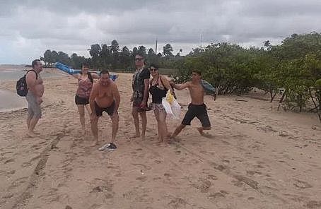 Turista fotografa momento exato em que grupo é atacado por ladrão