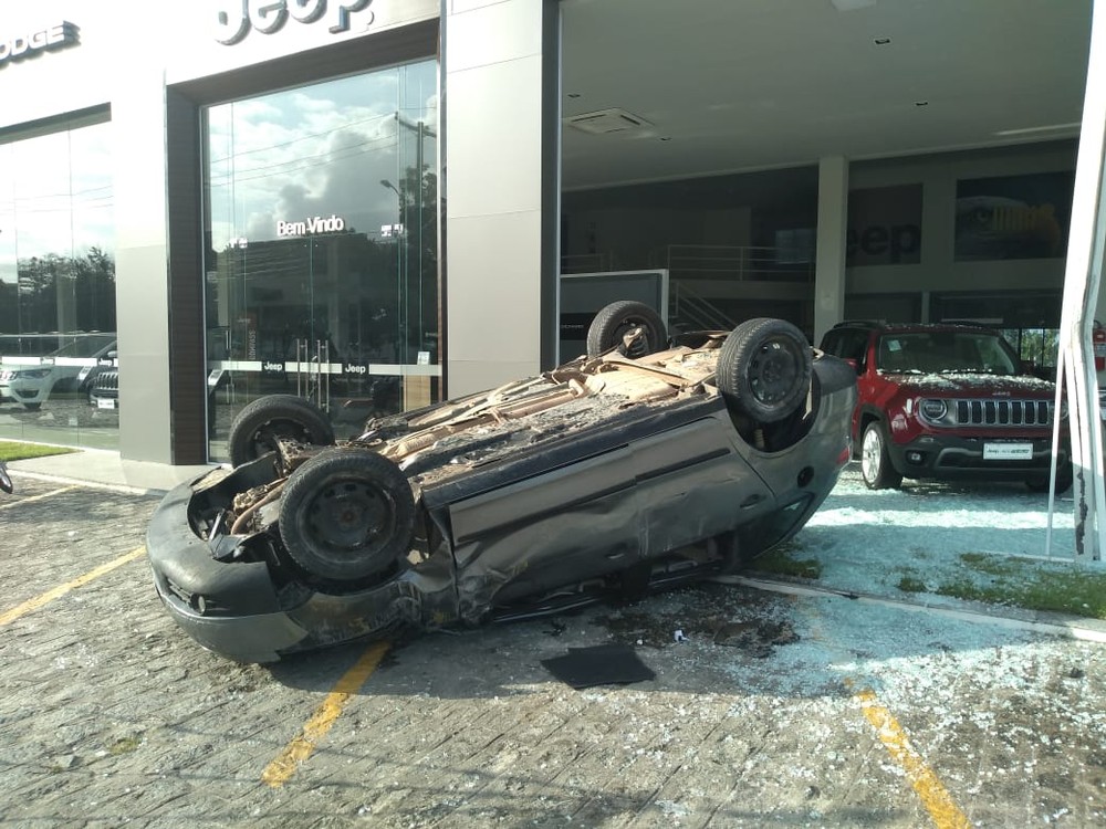 Carro capota, invade loja de veículos e deixa feridos no Tabuleiro, em Maceió
