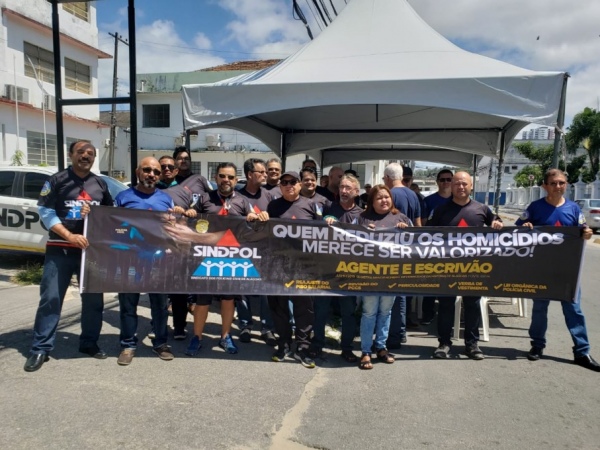 Sindpol cobra negociação com governo Renan Filho em ato público na capital