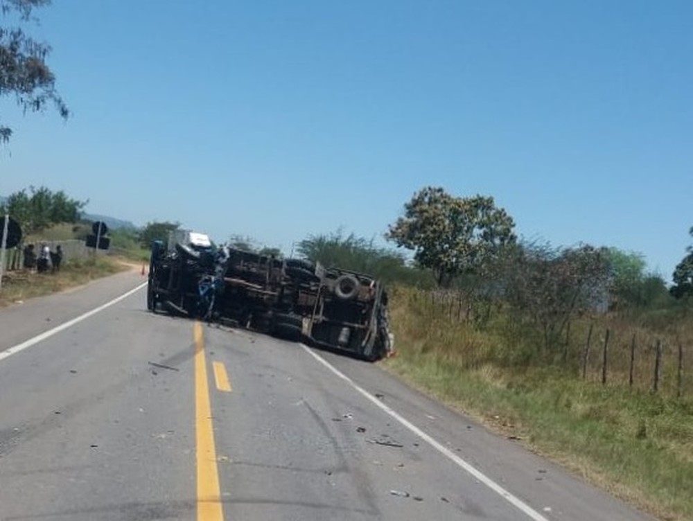 Colisão entre carro e caminhão deixa feridos na BR-316, em Palmeira