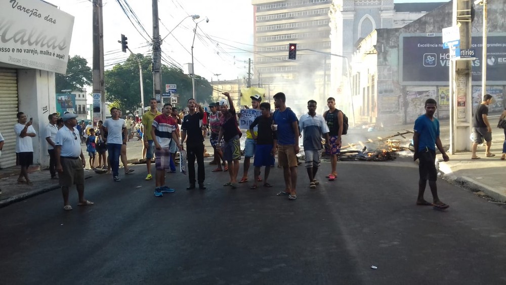 Ambulantes protestam no centro de Maceió contra reordenamento