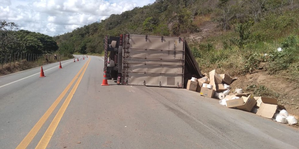 Carreta carregada com bobinas tomba e motorista fica ferido em União dos Palmares