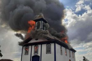 Incêndio destrói capela centenária de Diamantina