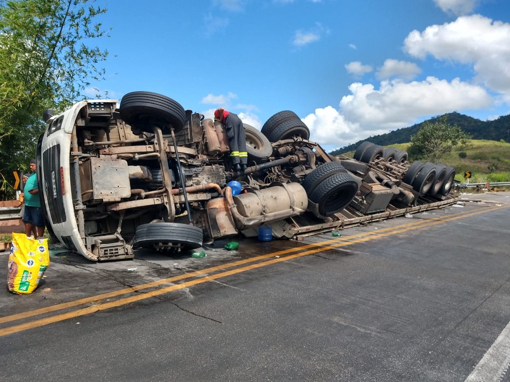 Caminhão com refrigerantes tomba na BR-101 em Joaquim Gomes, AL