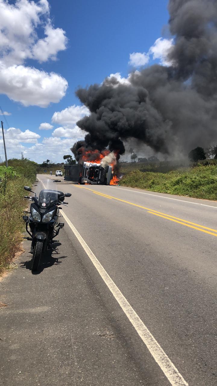 Carreta tomba e pega fogo na AL-115 em Igaci; Veja vídeo