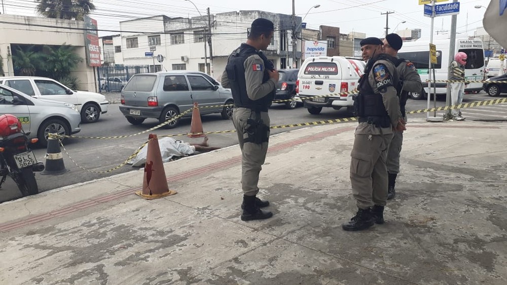 Morador de rua é encontrado morto na Praça da Faculdade, em Maceió