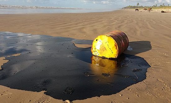 Governo quer que a Shell explique aparecimento de barris no litoral nordestino