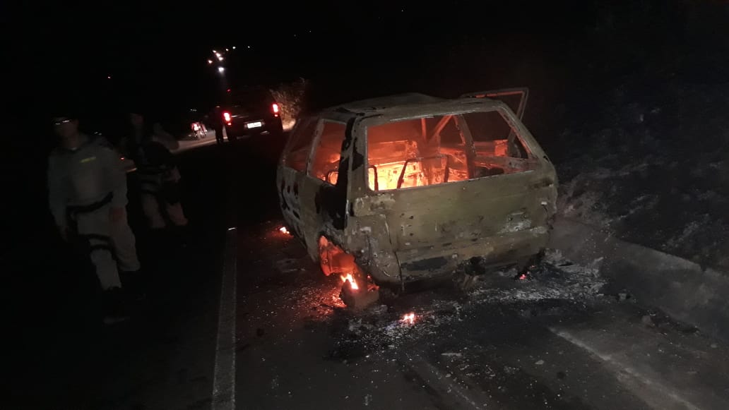 Carro envolvido em acidente é encontrado em chamas na AL-115, em Igaci