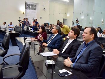 Deputados criticam ausência do Governo Federal no caso das manchas