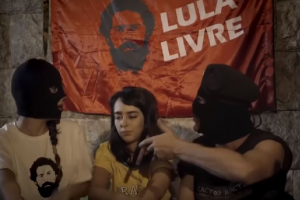 Sai de cena “Lula, Livre!”. Entra “Lula, Preso!”