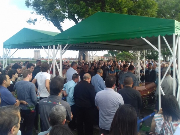 Antônio Sapucaia é sepultado sob aplausos e depoimentos emocionados