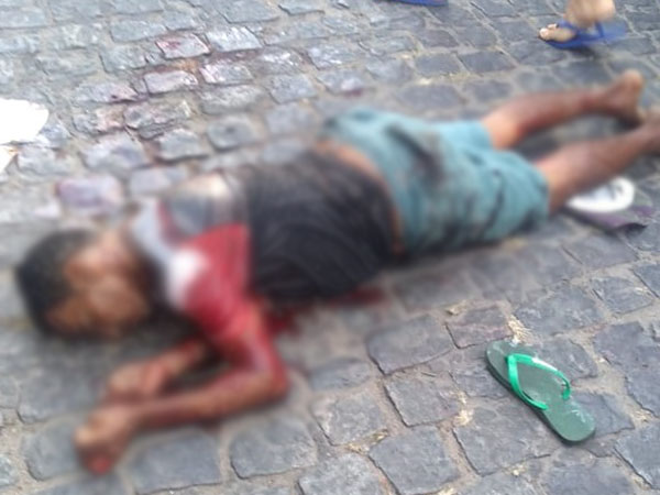 Após discussão, homem é morto a facadas em feira livre de Arapiraca