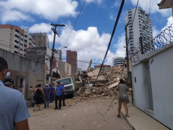 Prédio residencial desaba em Fortaleza