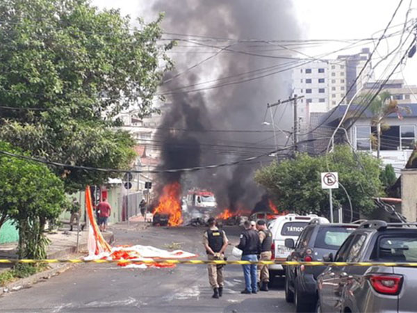 Aeronave de pequeno porte cai no meio da rua em Belo Horizonte