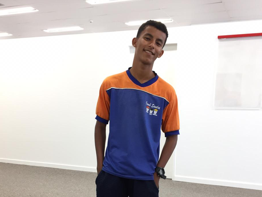 Vendedor de mungunzá ganha tênis de funcionária de banco em Maceió e se emociona.