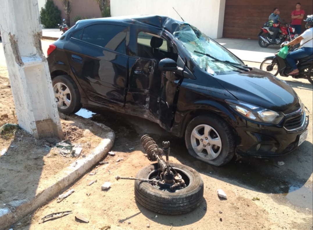 Funcionário de Lava Jato perde controle de veículo de cliente e colide em postes em Arapiraca