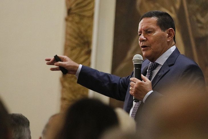 Mourão anuncia reforço do Exército para combate a manchas de óleo