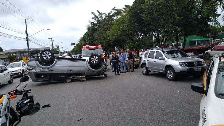 Carro capota em acidente com 5 veículos na Avenida Durval de Góes Monteiro, em Maceió