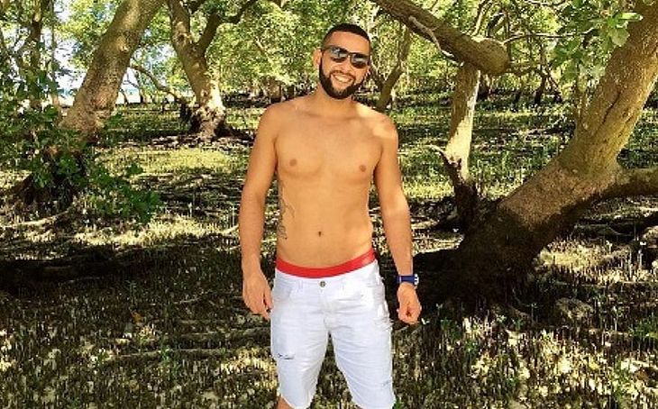 Homem é agredido e leva quatro tiros após beijar companheiro na Bahia