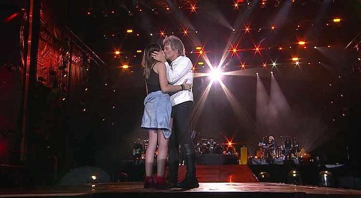 Fã pernambucana que beijou Bon Jovi ganha curso de inglês