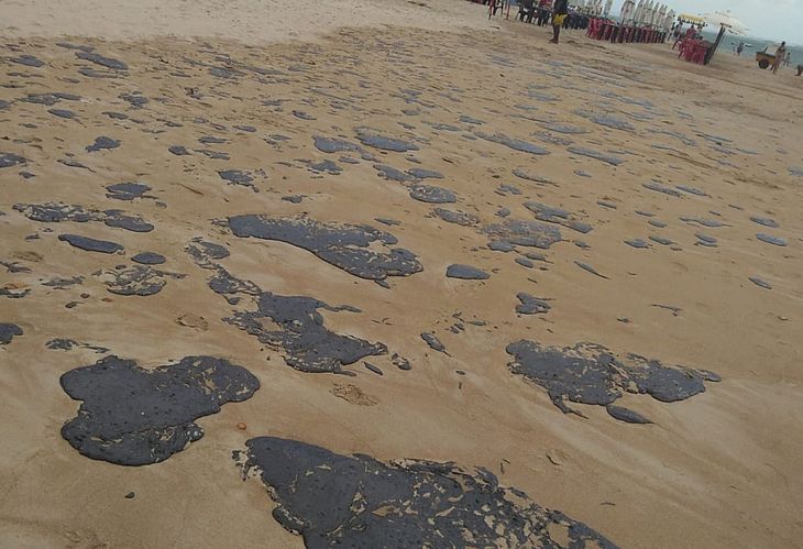 Óleo que atinge o Nordeste pode ser da Venezuela, apontam análises da Petrobras
