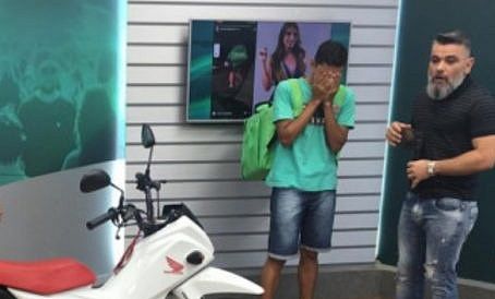 Após ser ridicularizado por miss, entregador ganha moto em programa de TV