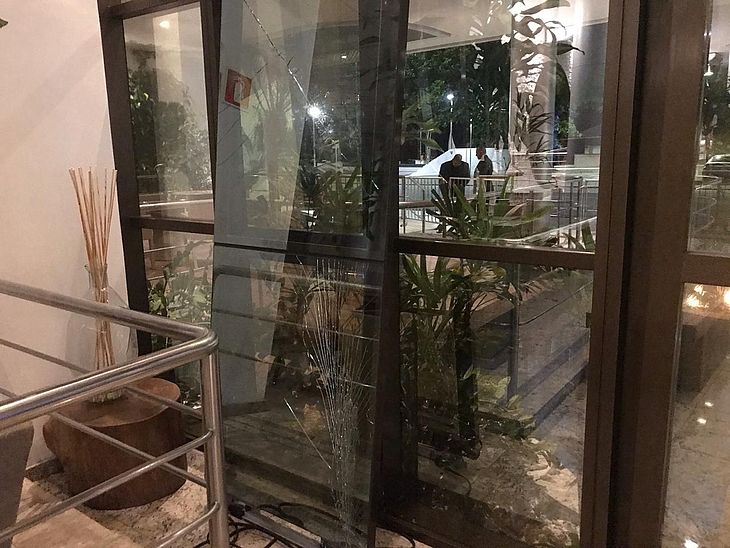 Torcedores tentam invadir hotel onde time do Corinthians estava hospedado