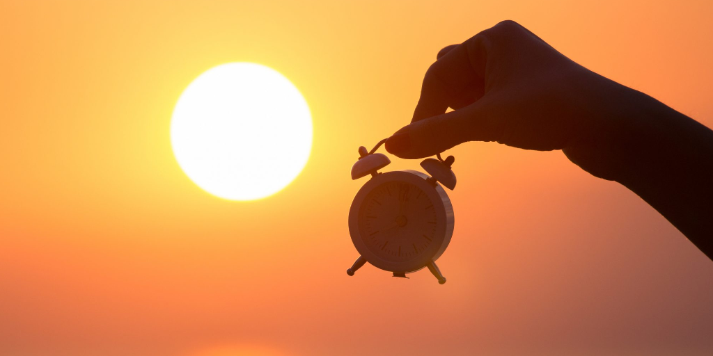 Mesmo sem horário de verão, celulares adiantam uma hora automaticamente