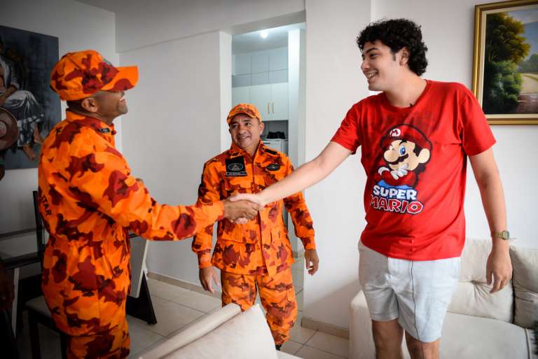 Jovem resgatado de edifício no CE reencontra bombeiros: ‘Muito obrigado por se dedicarem tanto’