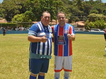 Governador e prefeito se enfretam numa “pelada” de futebol durante um dia festivo
