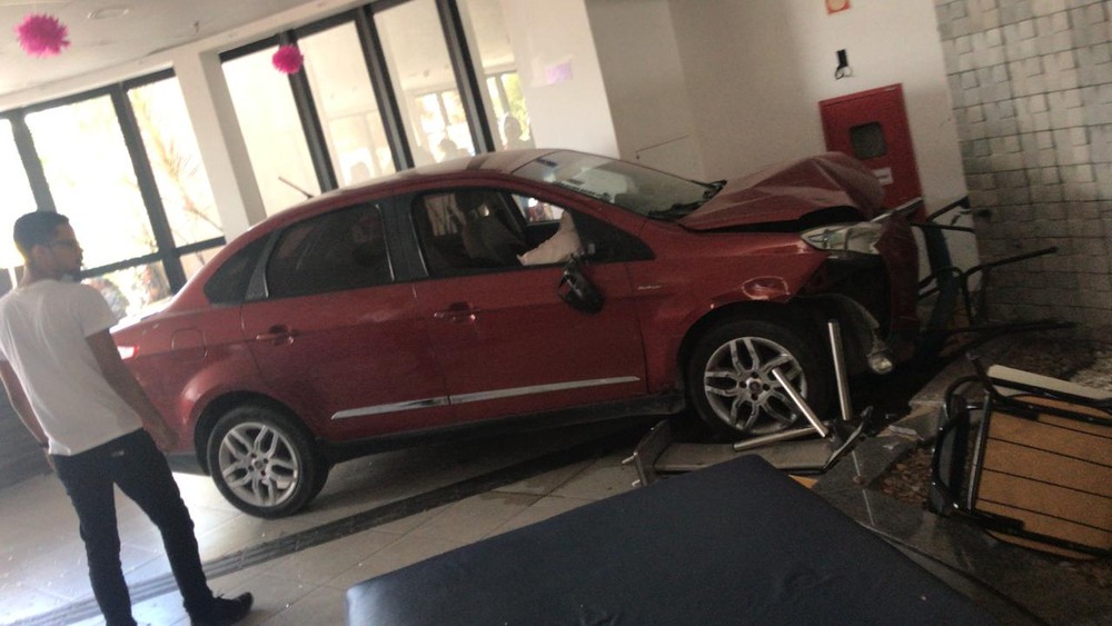 Motorista passa mal e carro invade faculdade no Benedito Bentes, em Maceió