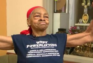 Vovó halterofilista dá surra em homem que queria invadir sua casa