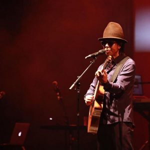 Djavan requebra e ensaia strip-tease em show do novo disco