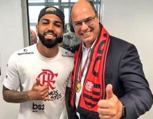 Depois de ajoelhar, Witzel arranca foto com Gabigol