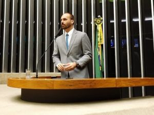 PSL propõe suspensão de Eduardo e mais 13 aliados de Bolsonaro