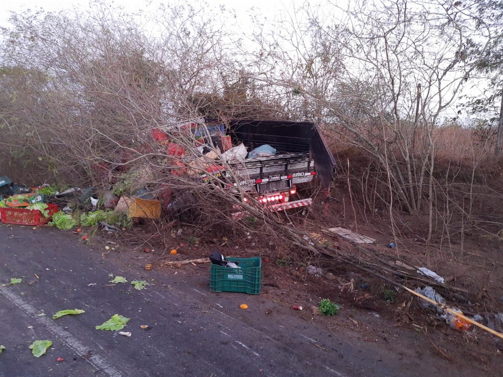 Mulher morre em colisão entre caminhões na AL-220, em Arapiraca