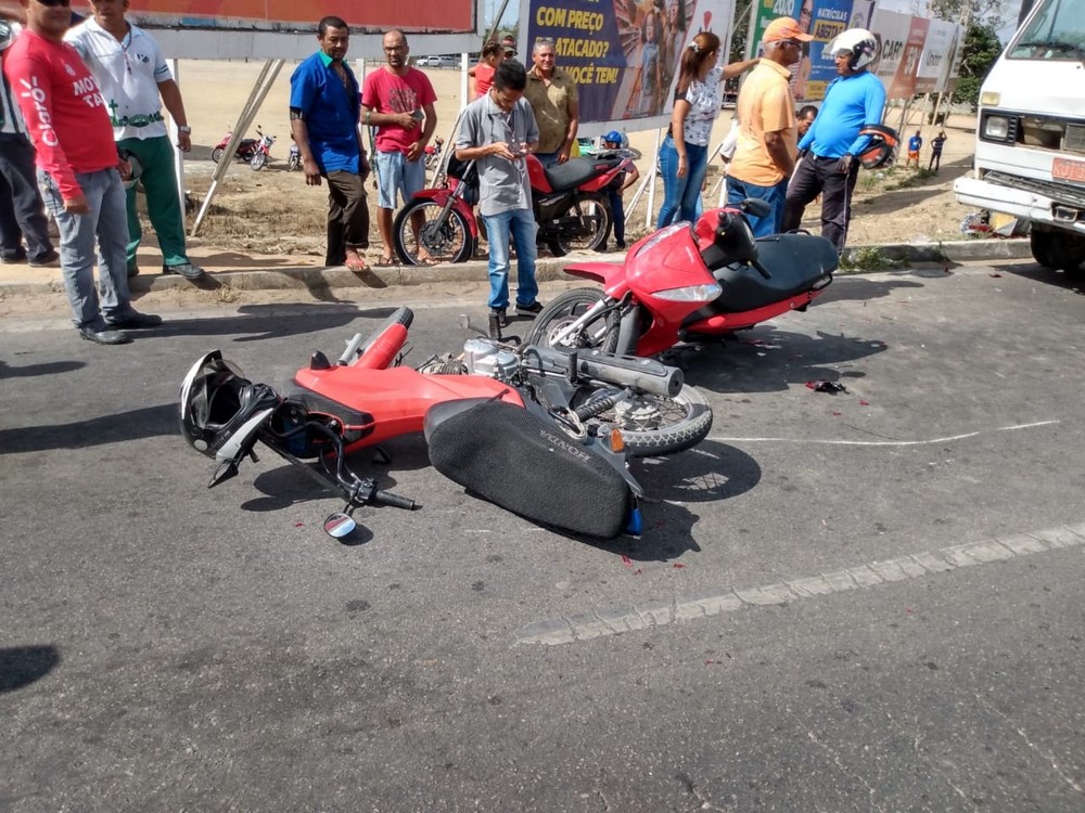 Motorista perde controle de caminhão e atropela motociclistas em Arapiraca
