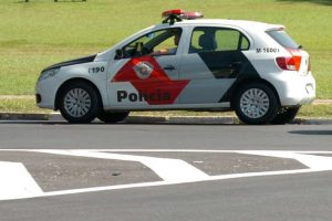 Vídeo mostra PM jogando corpo em vala