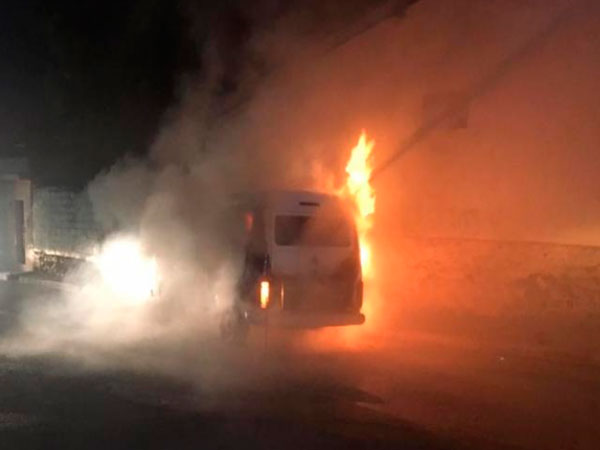 Kombi pega fogo e fica parcialmente destruída em São Miguel dos Campos