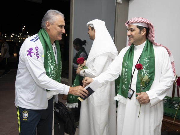 Seleção desembarca na Arábia Saudita para clássico com a Argentina