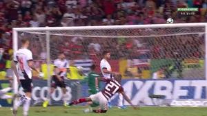 Flamengo e Vasco empatam por 4-4 em jogo épico no Maracanã