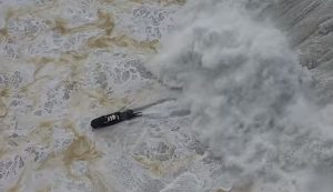 Vídeo: imagens impressionantes mostram resgate de surfista Pedro Scooby em Nazaré