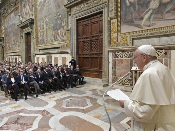 Papa compara políticos que discursam contra gays a Hitler