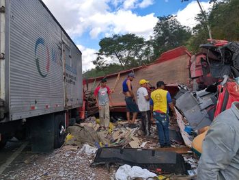 Colisão envolvendo dois caminhões deixa vítima grave na BR 101, em Alagoas
