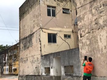 Com risco de desabamentos, Defesa Civil amplia área de isolamento no bairro do Pinheiro