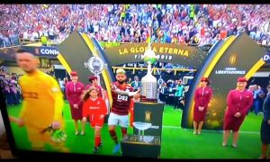 Deu sorte! Gabigol toca na taça antes da final, jornal brinca com superstição, mas atacante faz gols do título