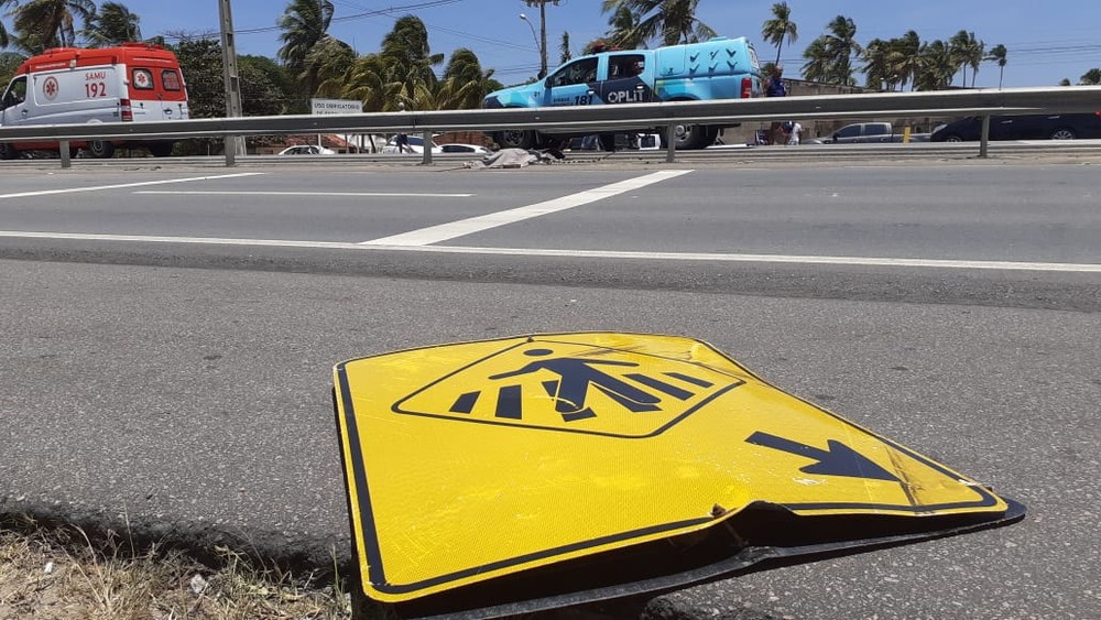 Mulher morre atropelada na faixa de pedestre após colisão entre carros em Maceió