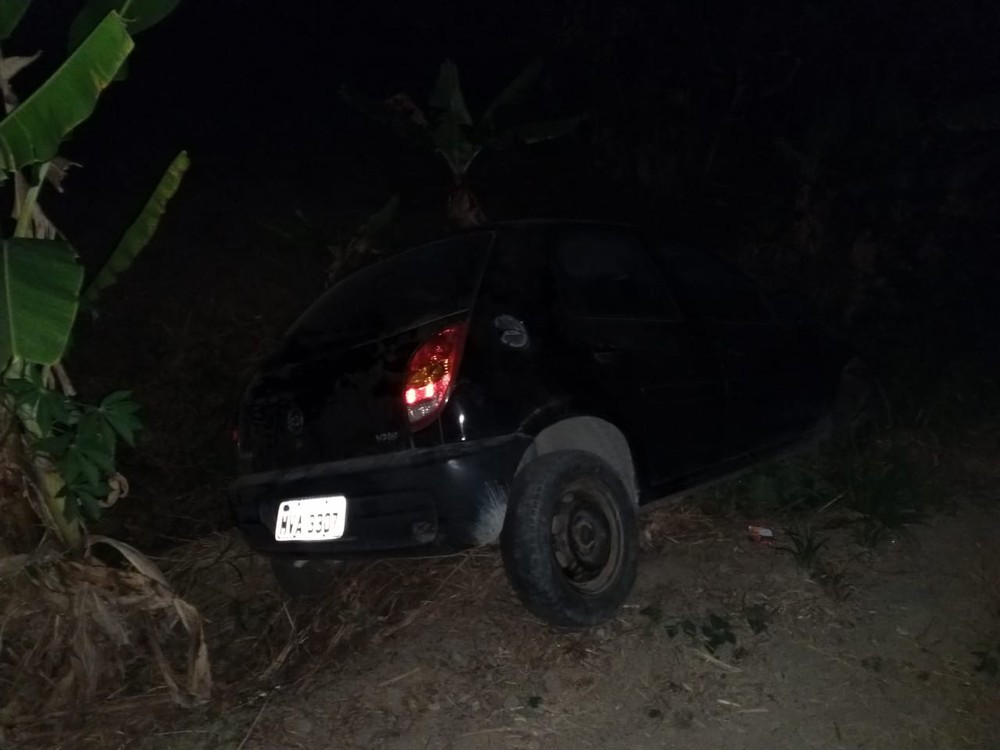 Carro cai em ribanceira após bater em outro veículo e deixa feridos em Murici, AL